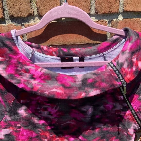 𝅺Magenta/Black Print Top with Layered Neck & Zipper - Picture 4 of 6